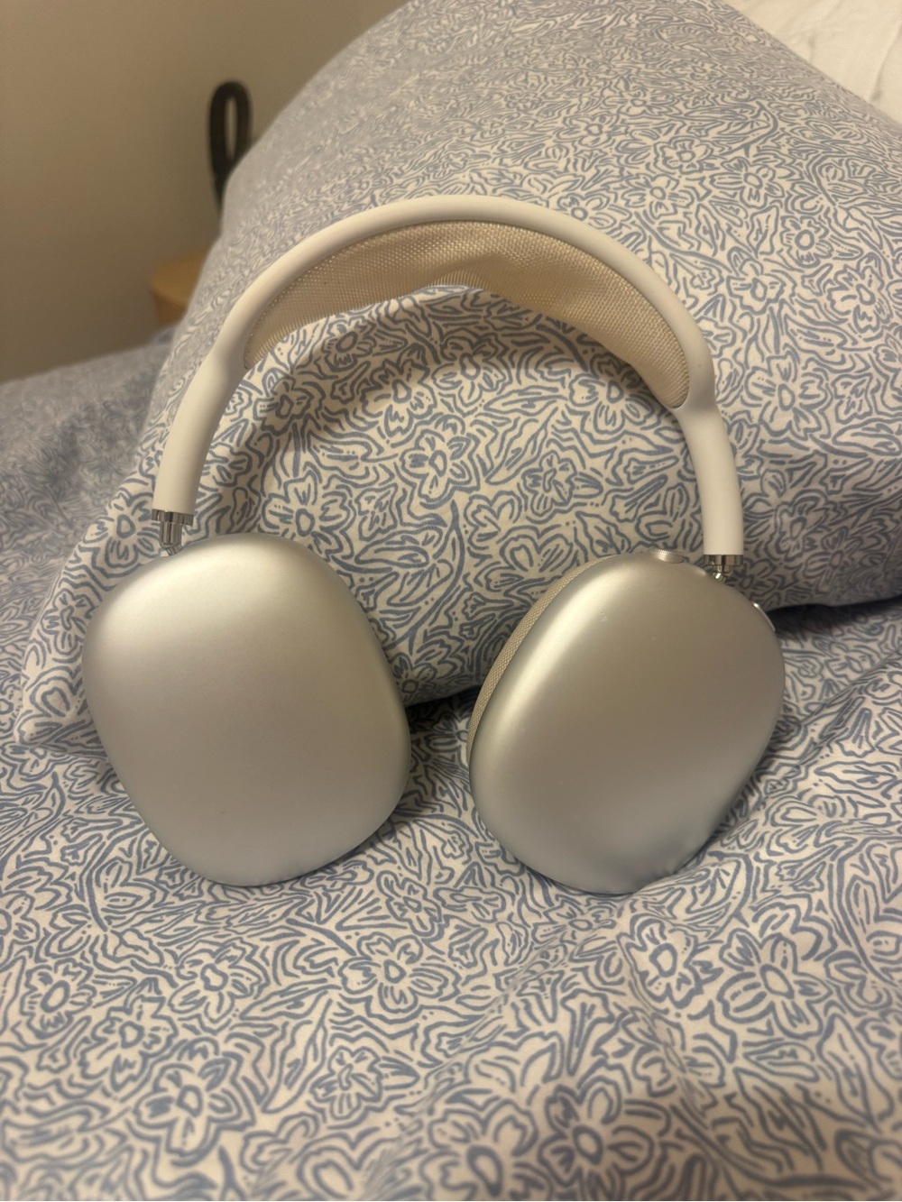 Silver Airpod Max Generation 1